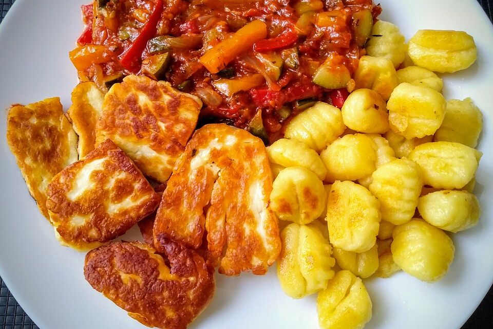 Tomaten-Paprikagemüse mit Halloumi