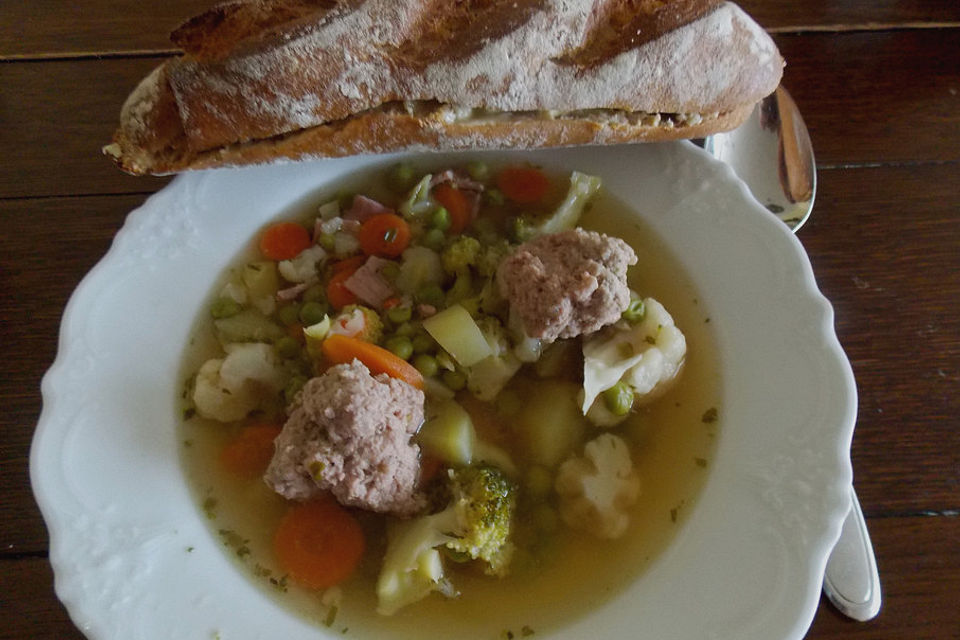 Frühlingssuppe mit Hackbällchen