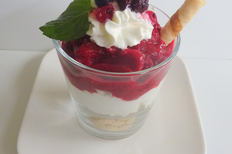 Kokossahne mit Waldbeeren