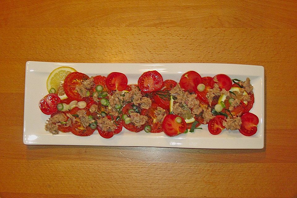 Tomatensalat mit Thunfischdressing