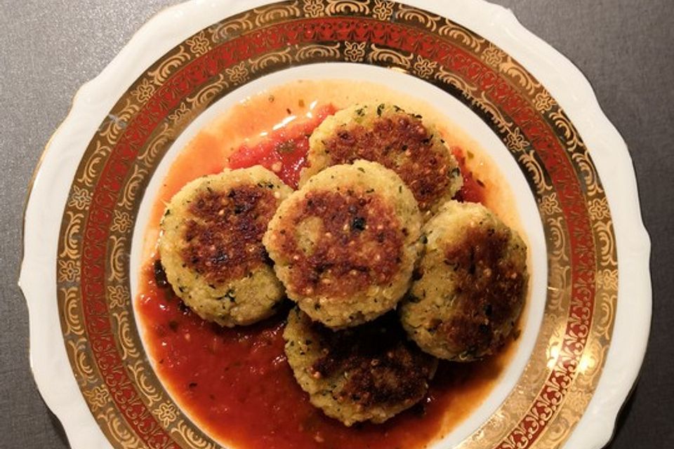 Quinoa-Bällchen mit Tomatensauce