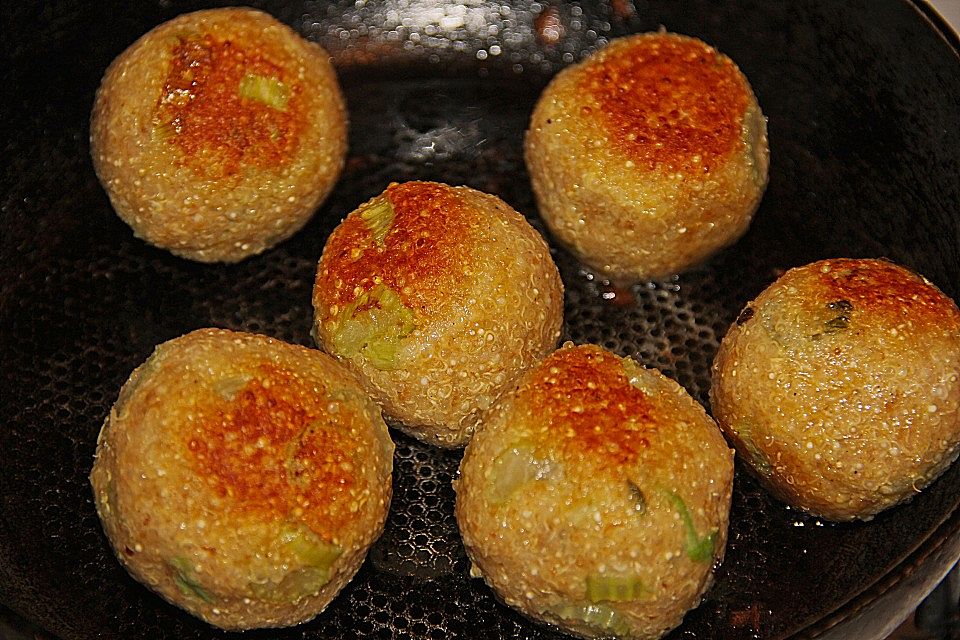 Quinoa-Bällchen mit Tomatensauce