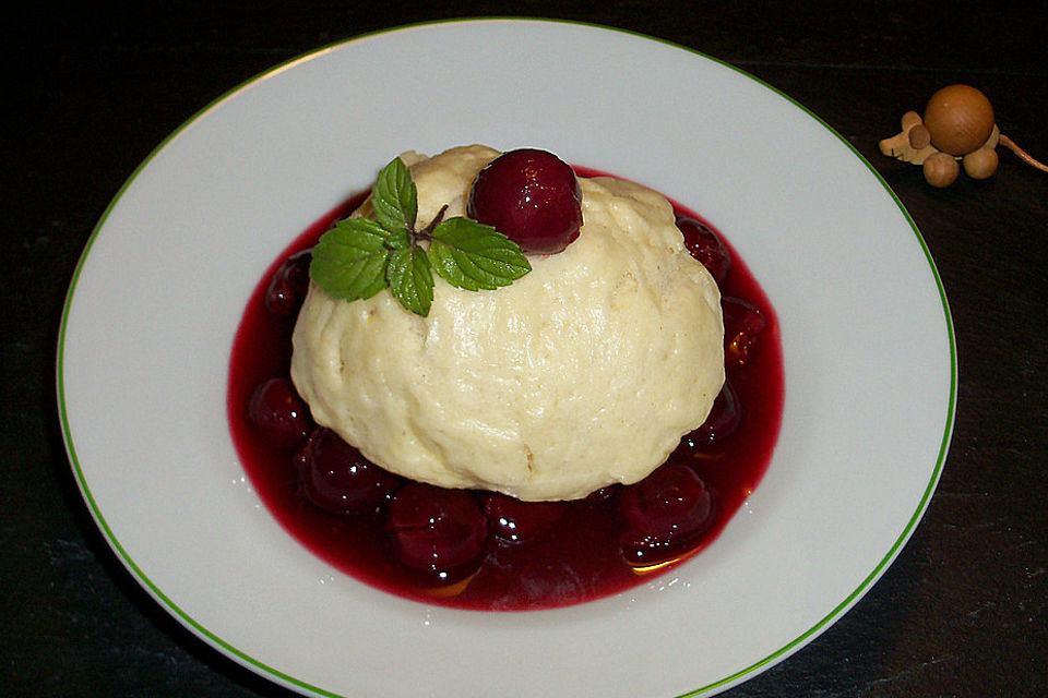 Hefeknödel mit Kirschen