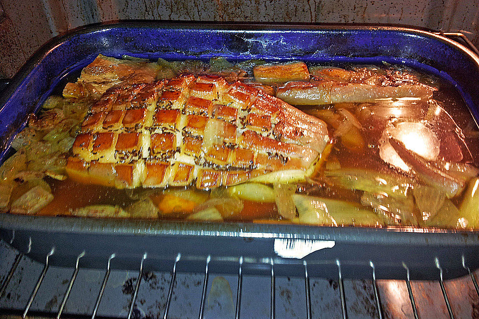 Schweinebraten in Zwiebel-Biersoße