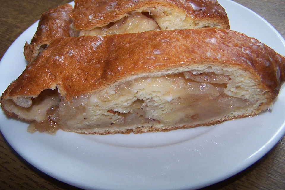 Apfelstrudel aus Hefeteig