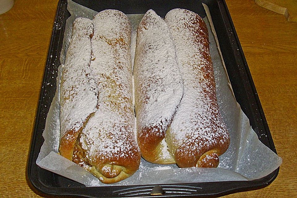 Apfelstrudel aus Hefeteig