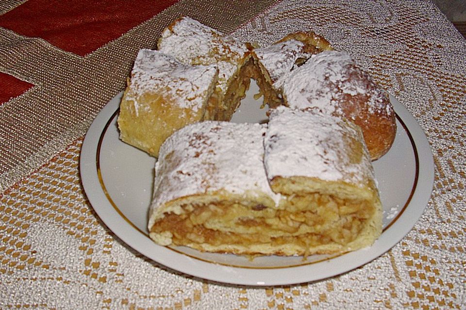 Apfelstrudel aus Hefeteig