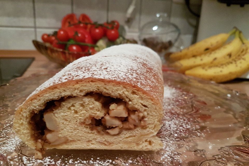 Apfelstrudel aus Hefeteig