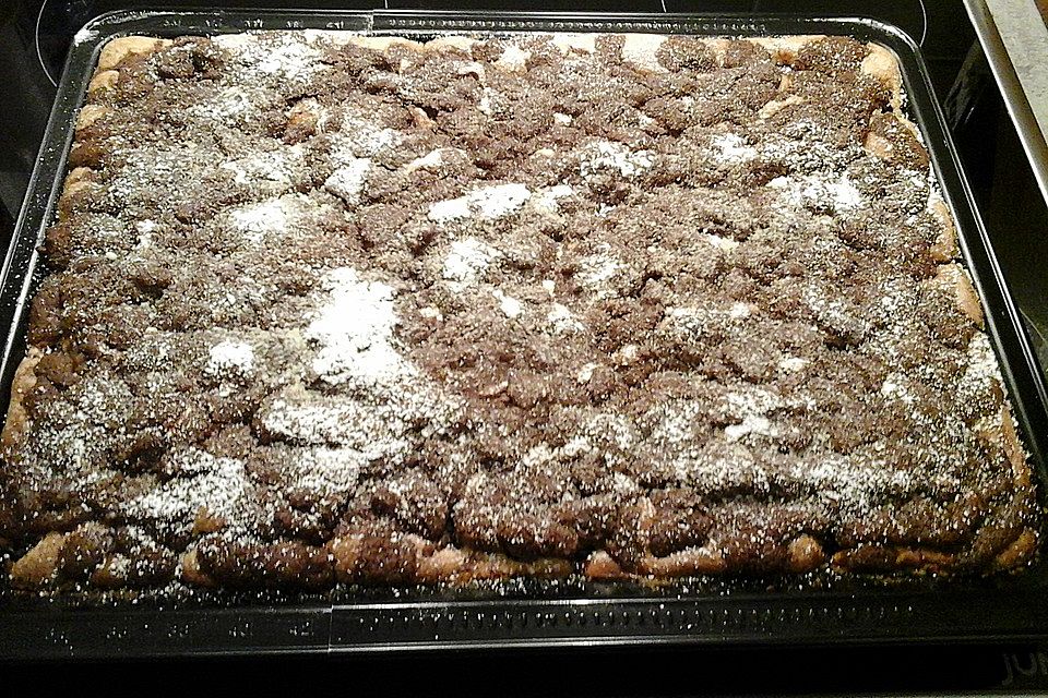 Feiner Streuselkuchen mit Kirschen