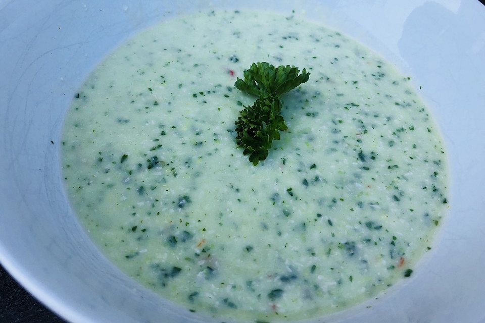 Sommerliche Avocado-Kokos-Suppe