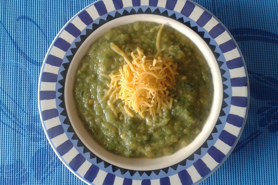 Salatsuppe mit Käse