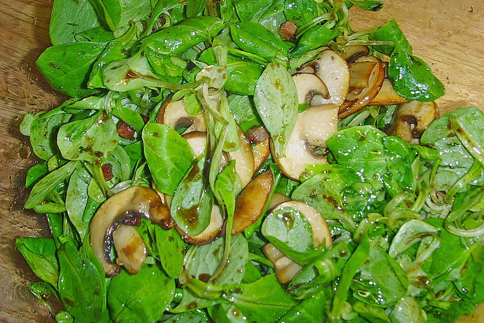 Vogerlsalat mit braunen Champignons