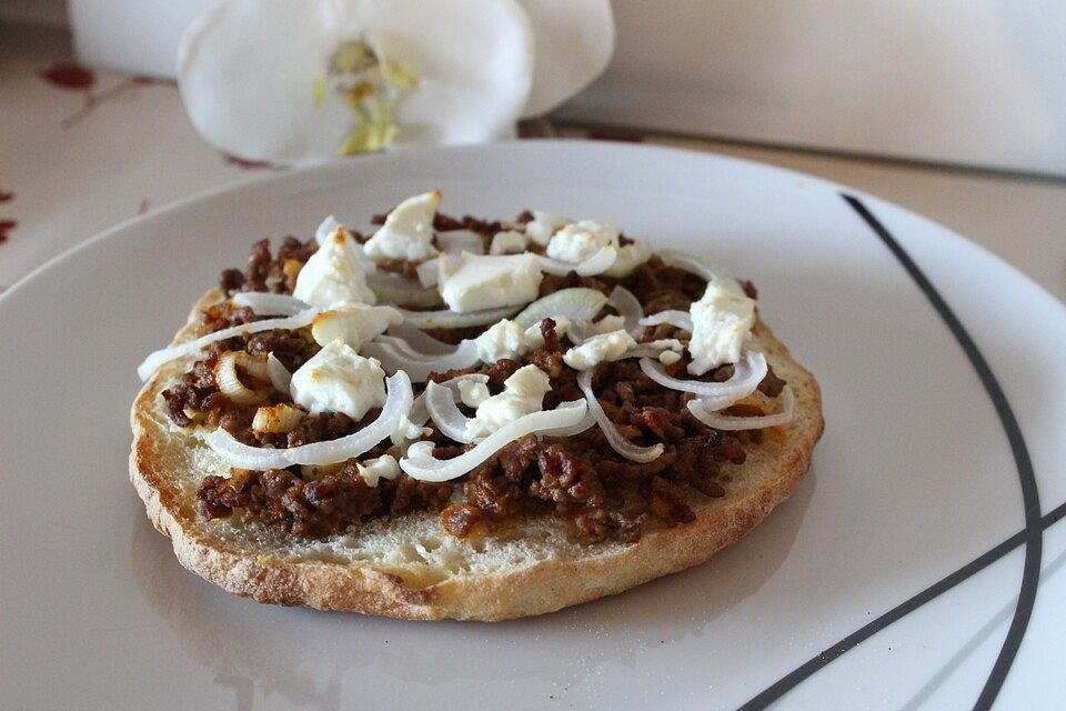 Fladenbrotpizza mit Ajvar-Bolognese