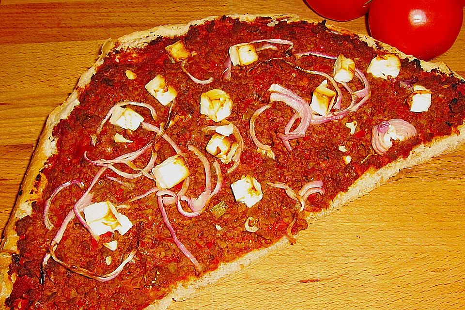 Fladenbrotpizza mit Ajvar-Bolognese