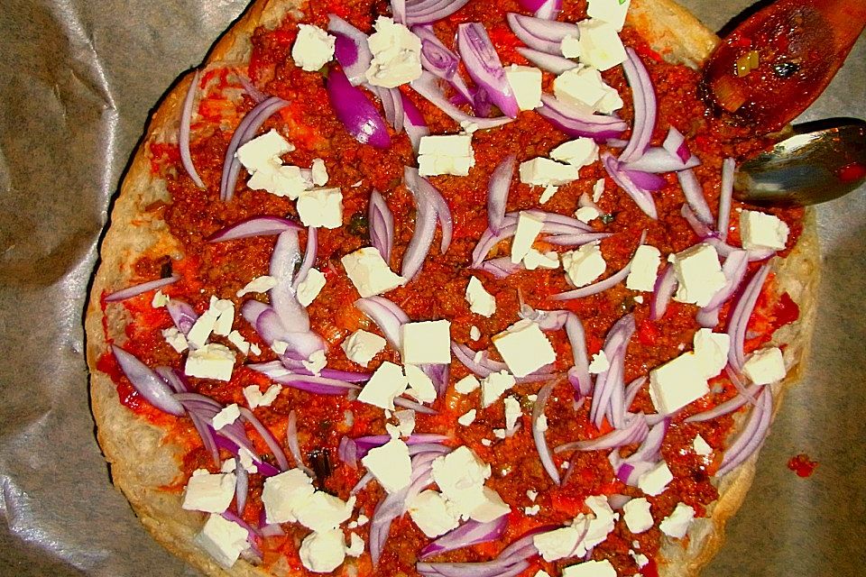 Fladenbrotpizza mit Ajvar-Bolognese