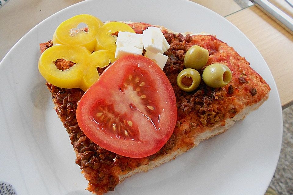 Fladenbrotpizza mit Ajvar-Bolognese