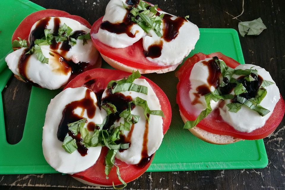 Schnelle Tomaten-Mozzarella Brötchen