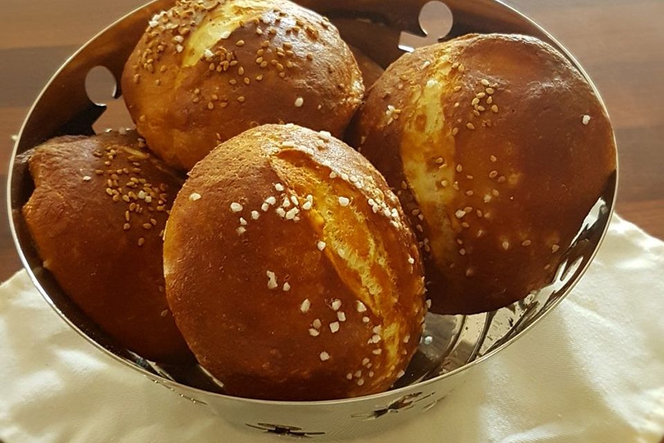 Albertos Weißwein-Laugenbrötchen