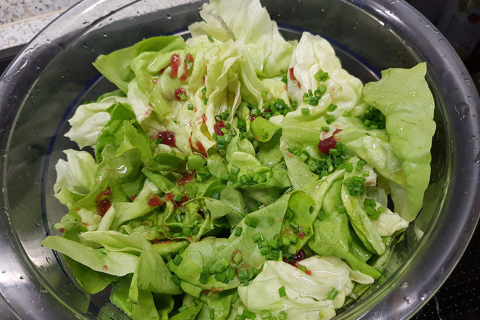 Kopfsalat mit Preiselbeer-Vinaigrette