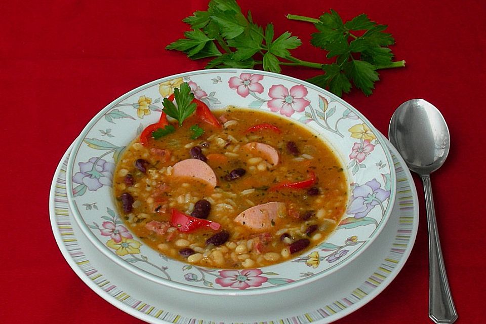 Scharfe Bohnensuppe mit Paprika