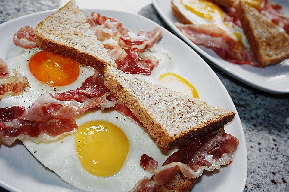 Spiegelei auf Toast