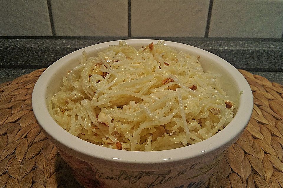 Kohlrabisalat mit Haselnusskernen