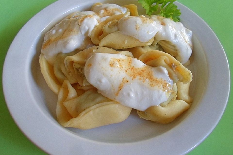 Tortelloni mit Joghurtsoße