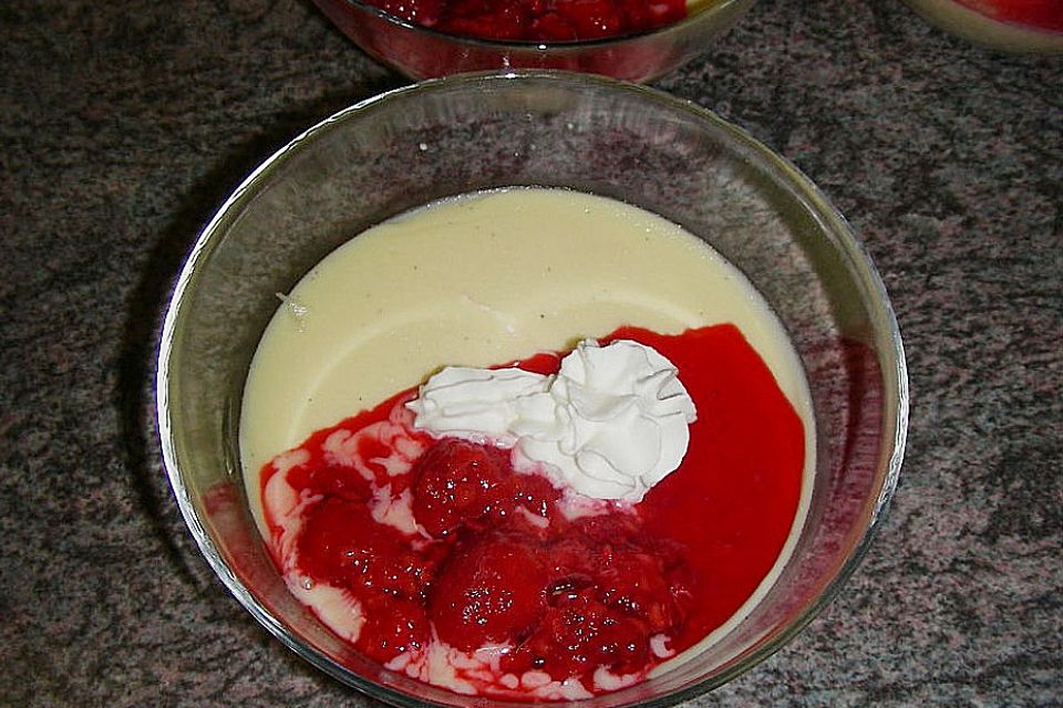 Panna cotta mit Himbeeren