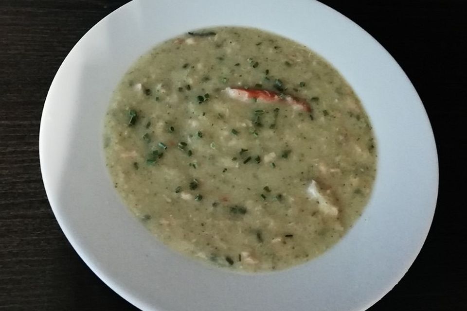 Brokkolisuppe mit Lachsstreifen