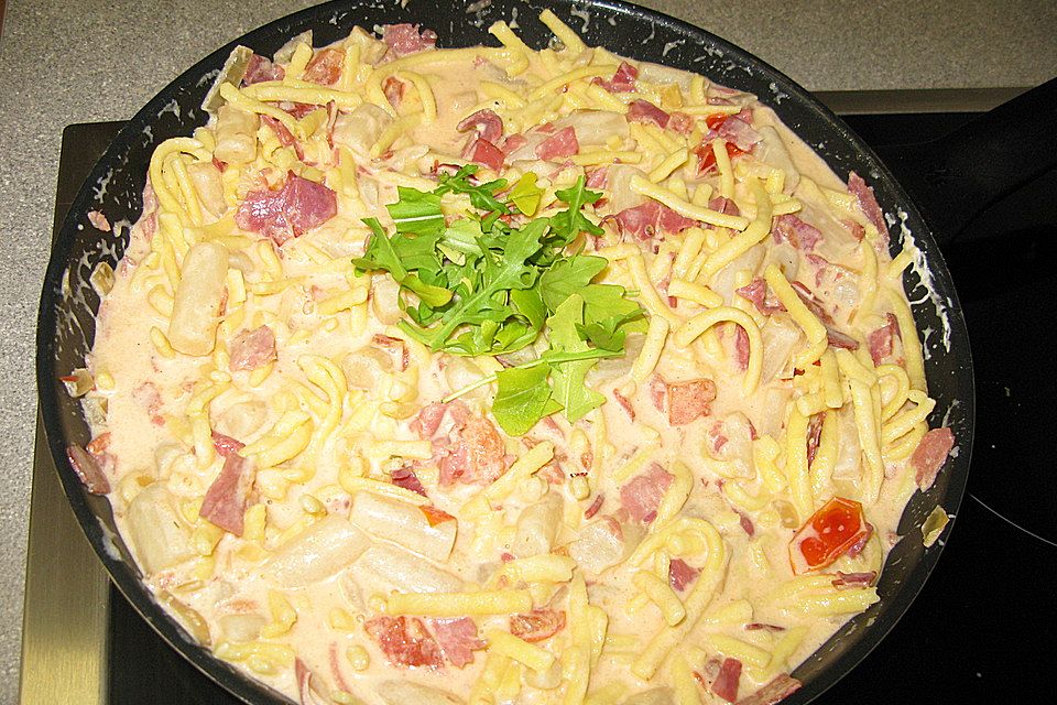 Spätzle in Schinkensahnesoße