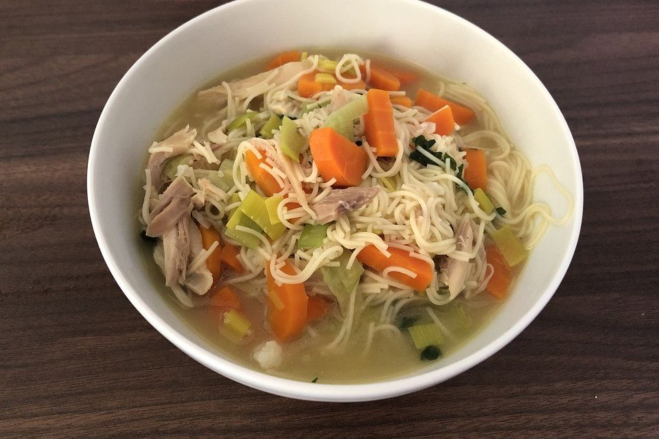 Hühnersuppe mit Hähnchenschenkel