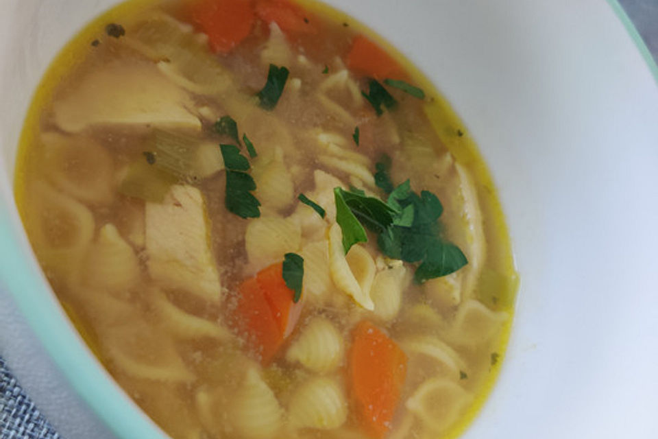 Hühnersuppe mit Hähnchenschenkel