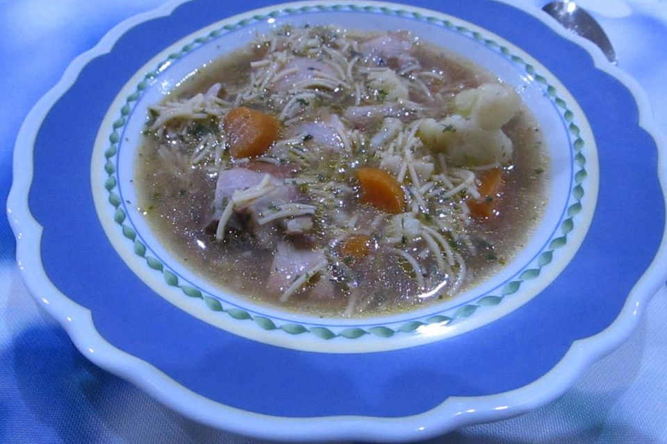 Hühnersuppe mit Hähnchenschenkel