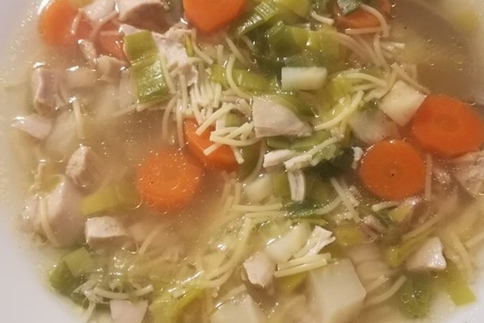 Hühnersuppe mit Hähnchenschenkel