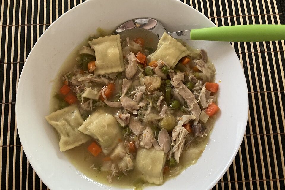 Hühnersuppe mit Hähnchenschenkel