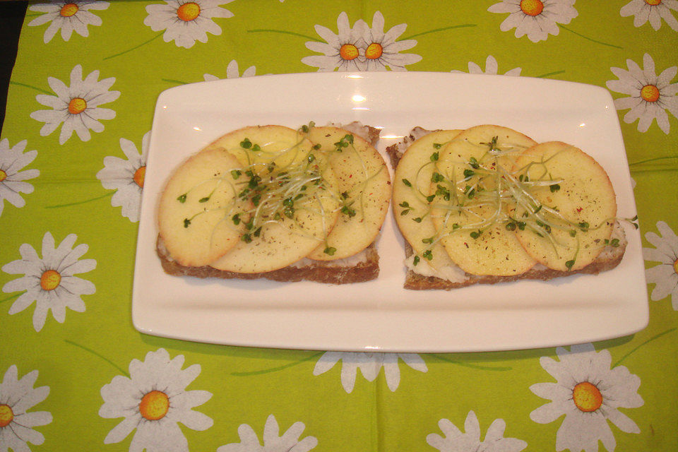 Apfel-Chilicreme-Sprossen Brot