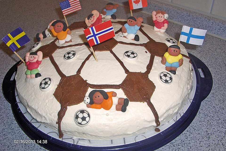 Fußballtorte mit Erdbeer-Sahne