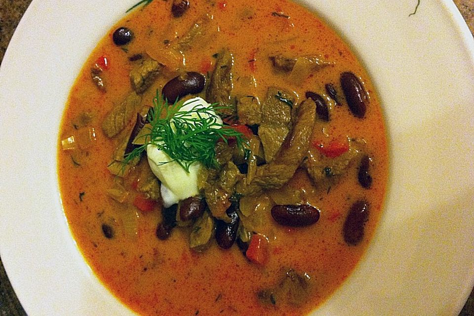 Mexikanische Bohnensuppe mit Rinderfiletstreifen