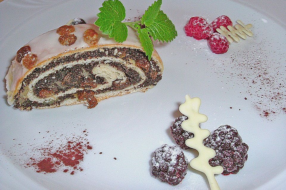 Mohnstrudel mit Vanilleeis