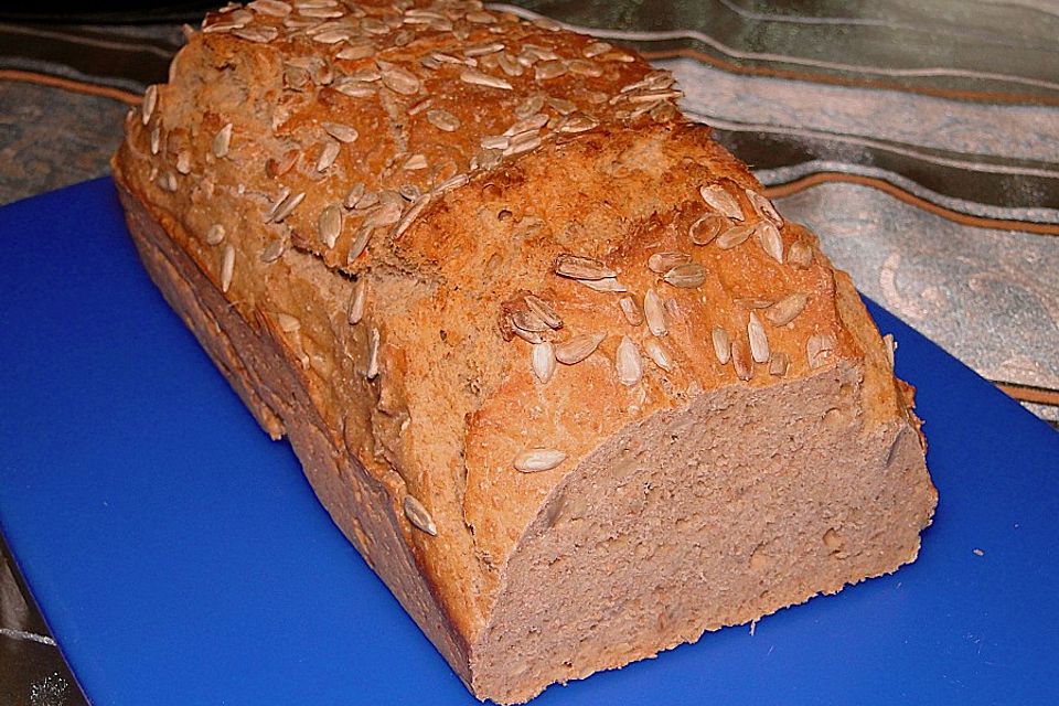 Schnelles Dinkelbrot mit Sonnenblumenkernen