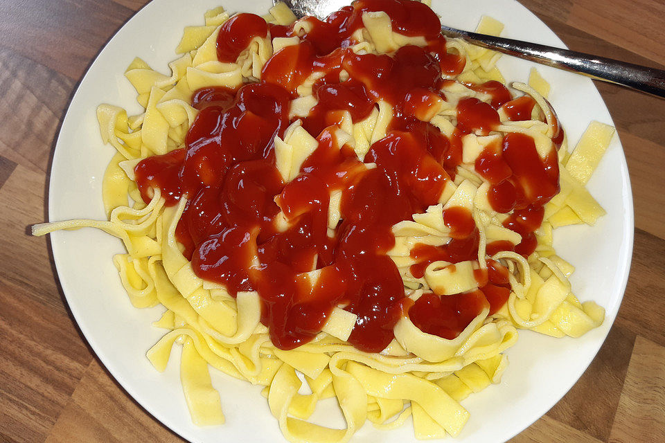 Makkaroni mit Ketchupsauce