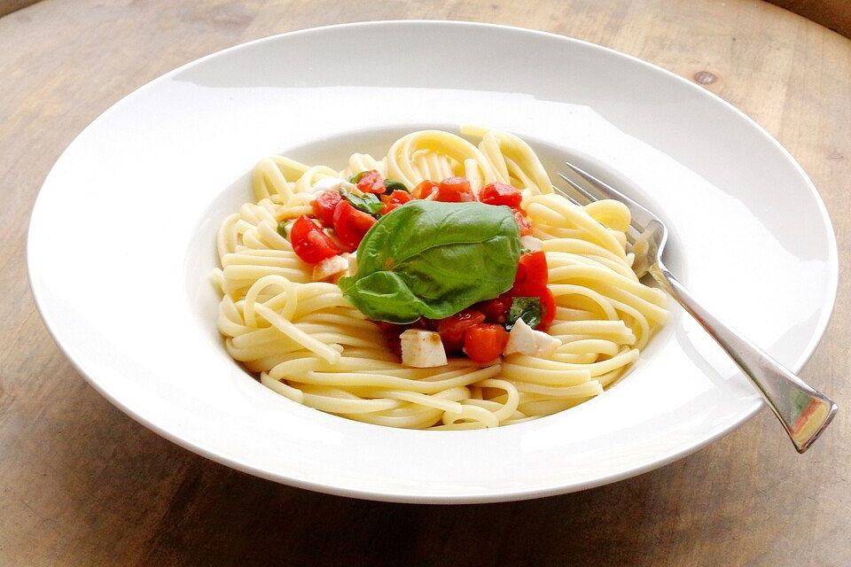 Kalte Tomaten-Mozzarella Pastasauce