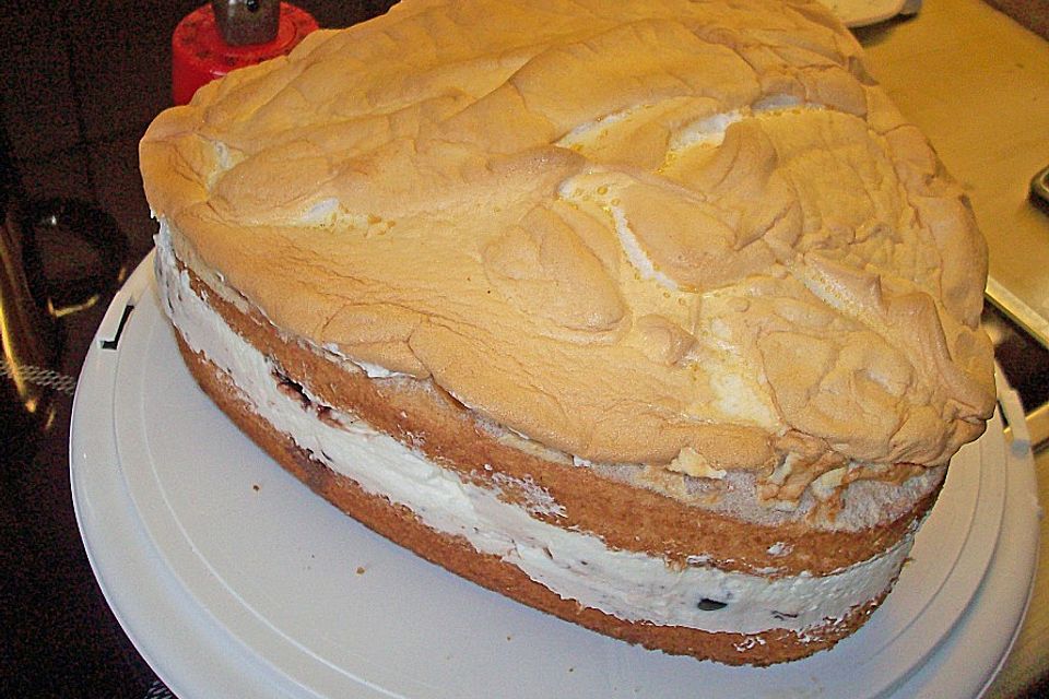 Amarenakirschtorte mit Baiserhaube