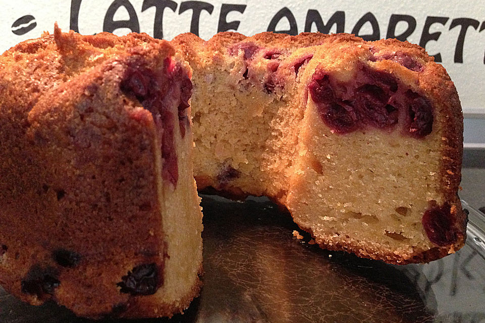 Napfkuchen mit Orangensaft