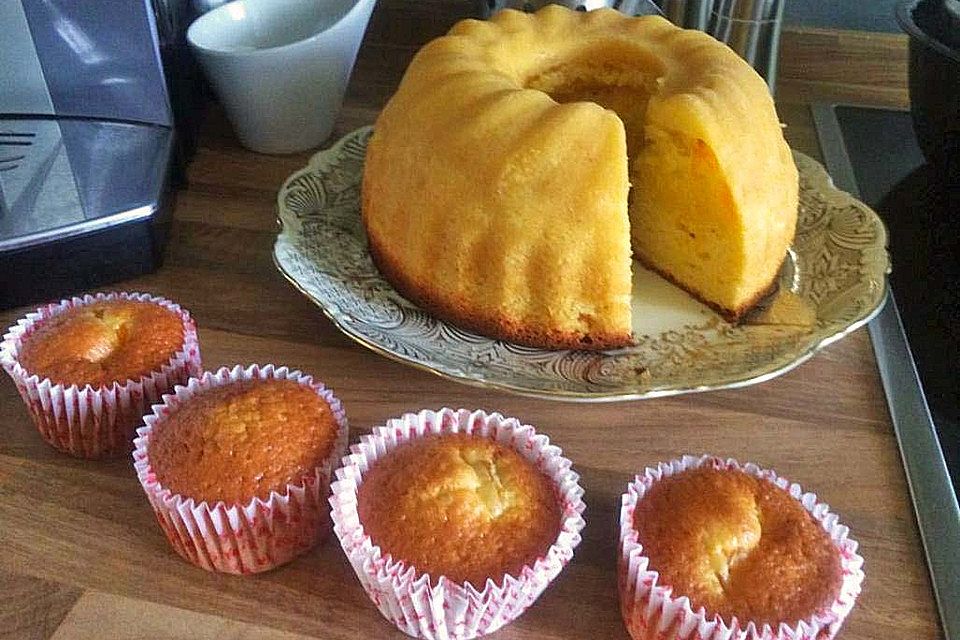 Napfkuchen mit Orangensaft