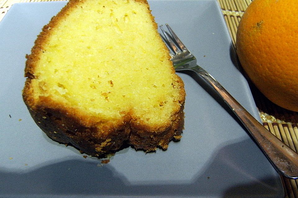 Napfkuchen mit Orangensaft