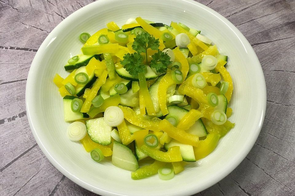 Zucchini-Paprika-Salat