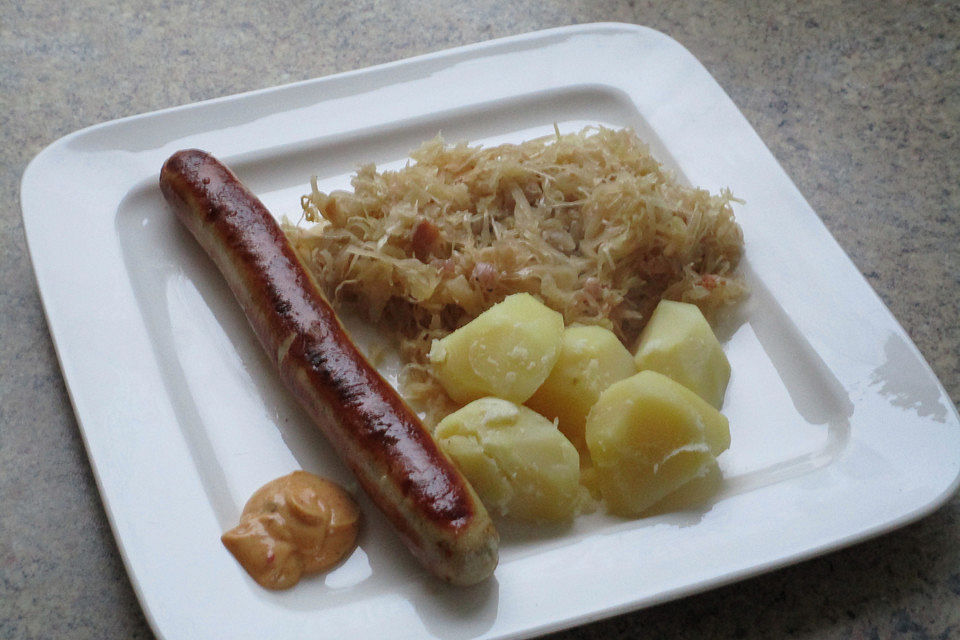 Sauerkraut mit Bratwurst