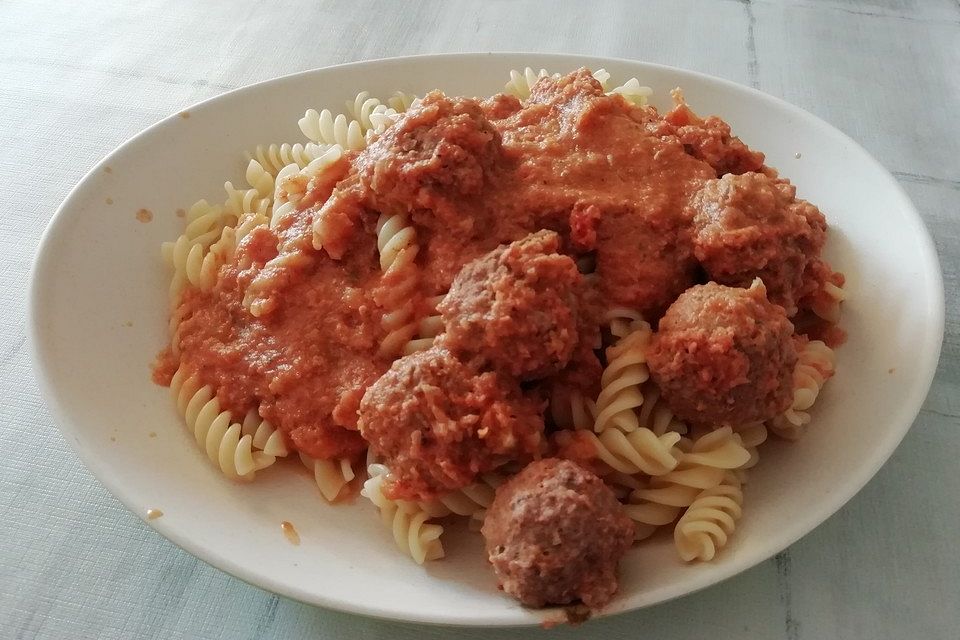 Fleischbällchen in Tomatensauce