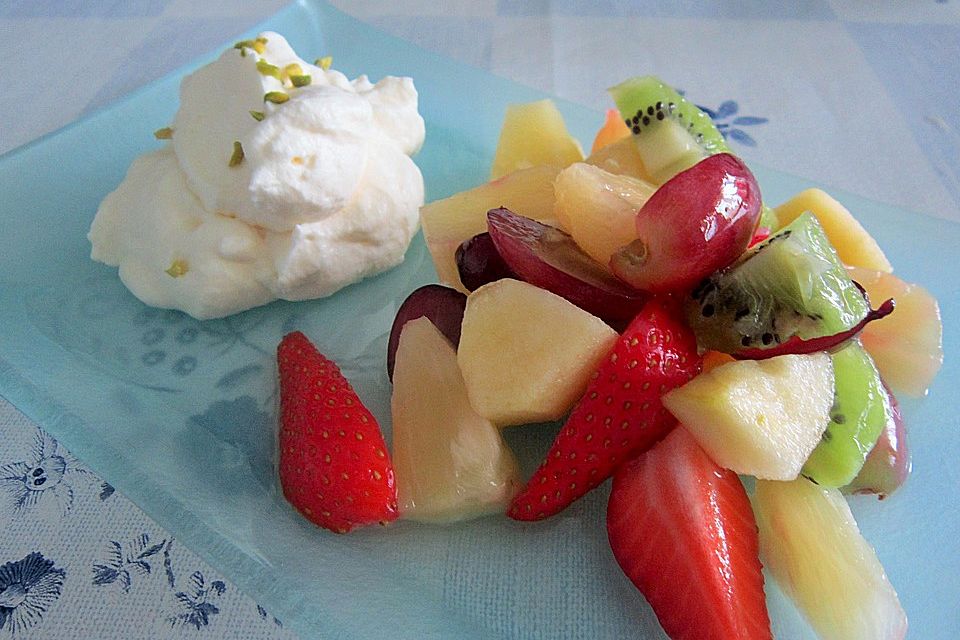 Ananassalat mit Eierlikörsahne